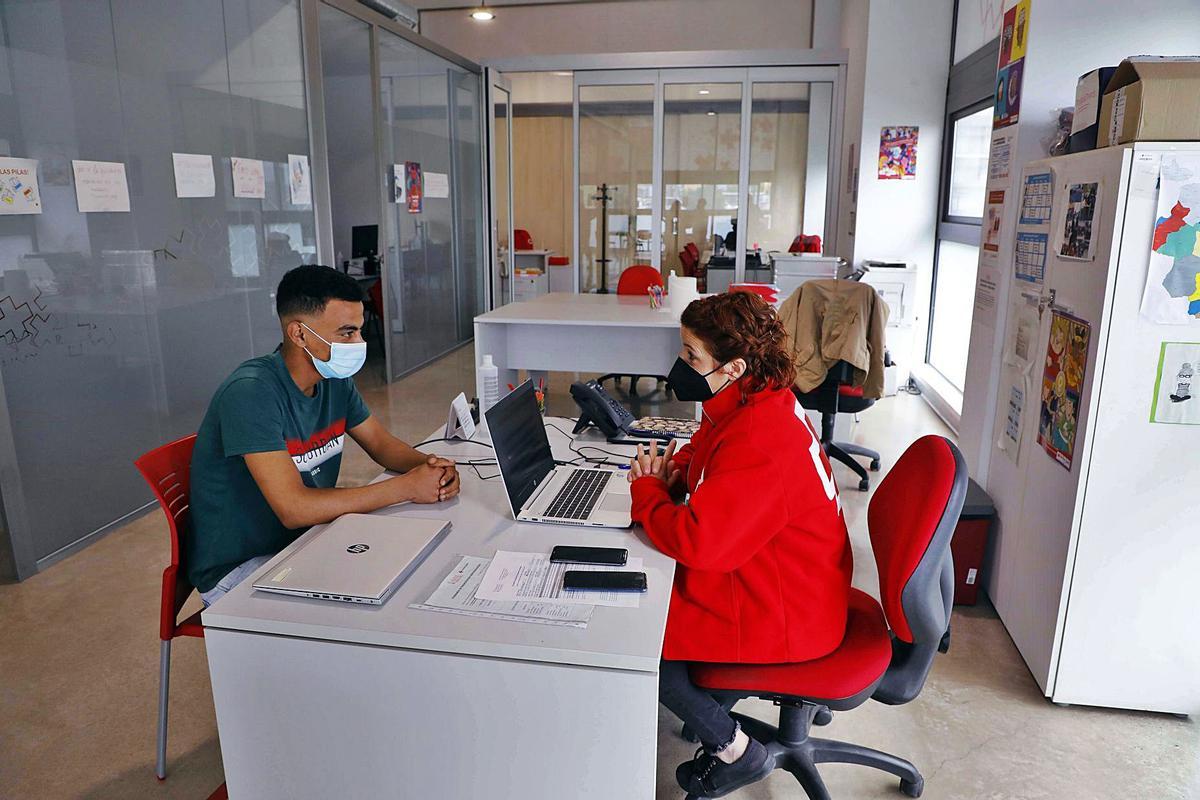 Hamza conversa con la letrada de la oficina Mentora de Cruz Roja, Marta Moreno. M.A.Montesinos
