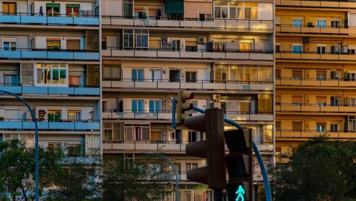 Bloc de pisos al capvespre.