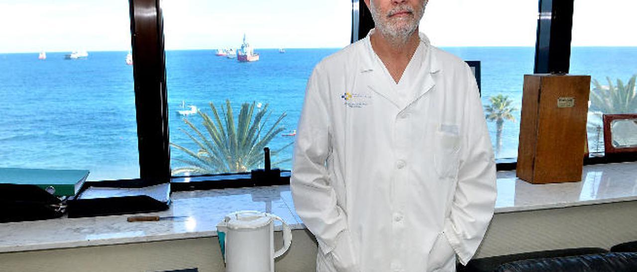 El médico cirujano Luis Mateo López Rivero, ayer en la quinta planta del Hospital Insular con la bahía de la capital grancanaria al fondo.
