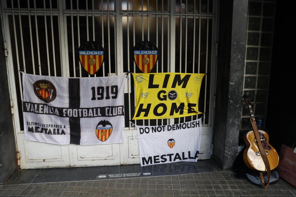 Banderas reivindicativas contra la gestión del club y la demolición del actual Mestalla