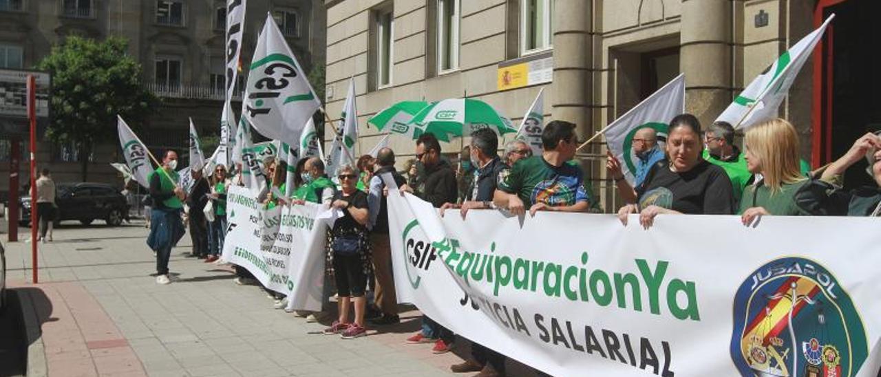 El CSIF, junto con Jusapol, inició ayer un calendario de movilizaciones para reclamar condiciones del conjunto de los empleados públicos y la recuperación de derechos laborales. |   // IÑAKI OSORIO