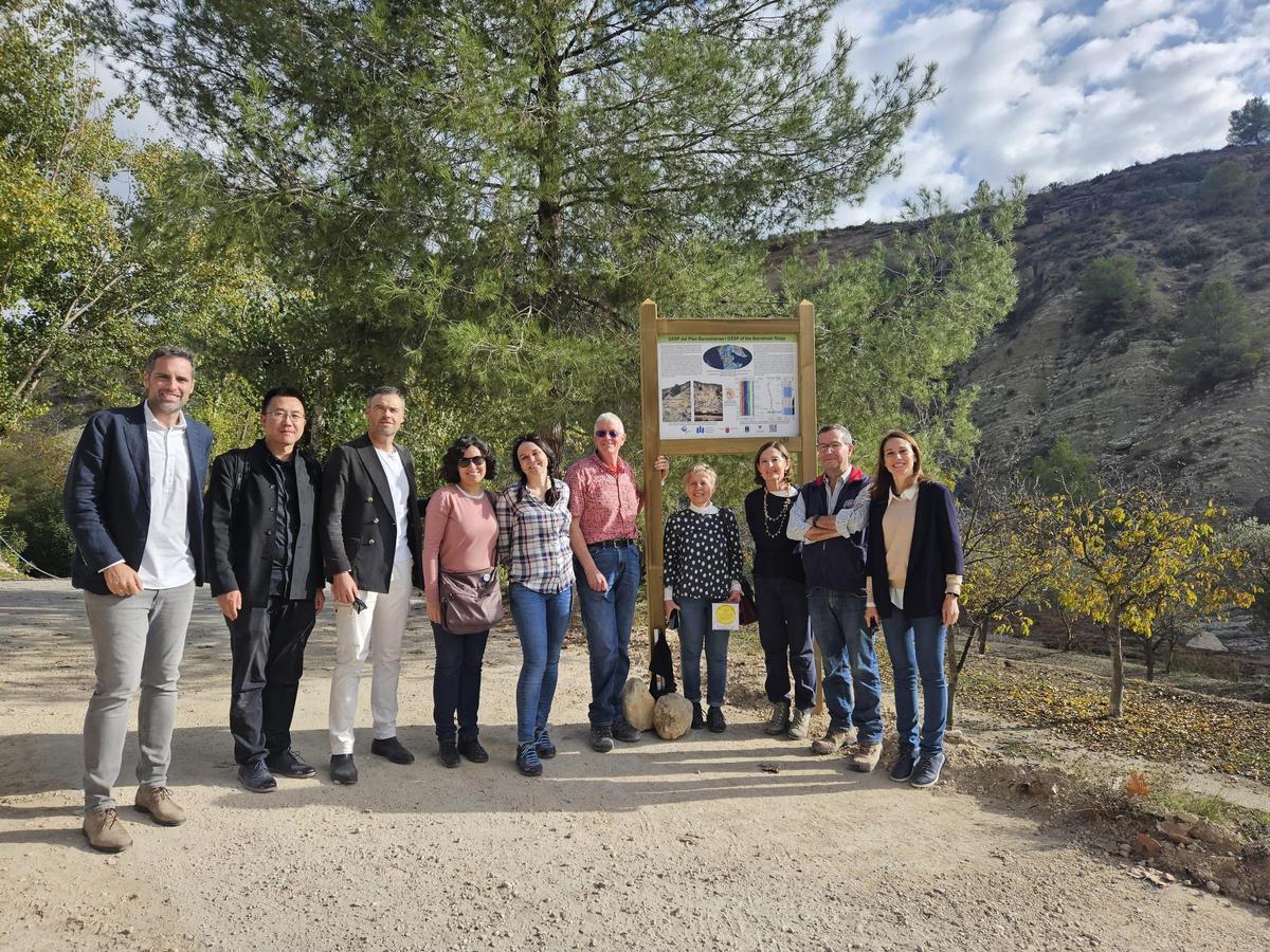 Autoridades, junto a un grupo de científicos