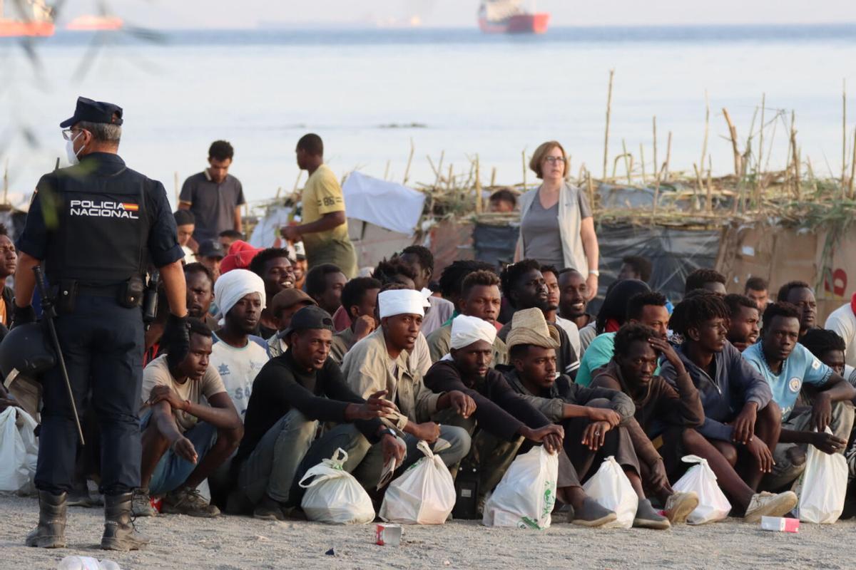 Migrantes son desalojados de la playa del Trampolín en Ceuta tras habilitarse un espacio para su acogida este jueves. El Gobierno ha habilitado temporalmente varios espacios para la acogida de 1.800 personas migrantes que se encuentran en situación de calle en la playa del Trampolín y en la zona de Loma Colmenar, en Ceuta, que prevé ampliar progresivamente. EFE/Reduan. sust fotos