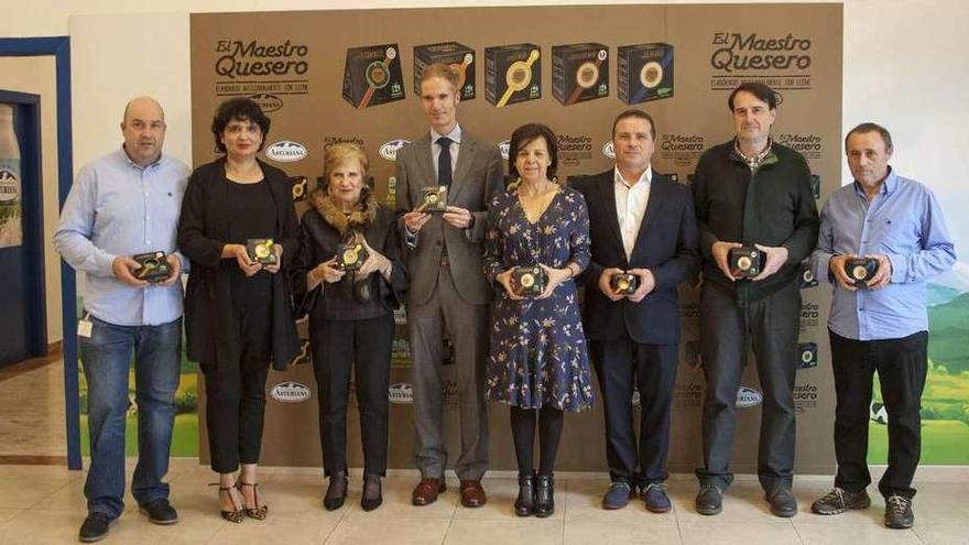 Por la izquierda, Manuel Rodríguez (Cueva del Molín), Natalia Lobeto y_Marigel Álvarez (Redes), José Armando_Tellado (Capsa), María Jesús Álvarez (consejera de Medio_Rural), Alberto López (Tierra de Tineo), José Antonio Teleña (Beyos) y Tomás Rubio_(Collera), ayer en Granda.