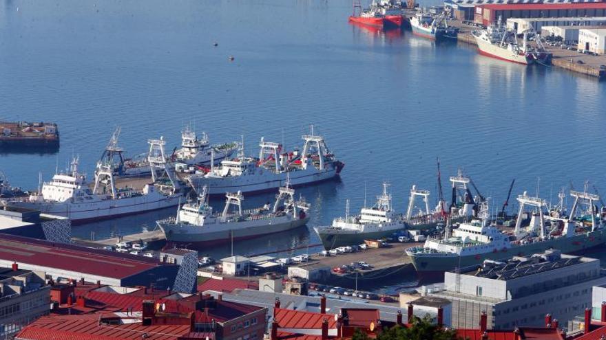 Flota de arrastre amarrada en el muelle de Beiramar, en Vigo
