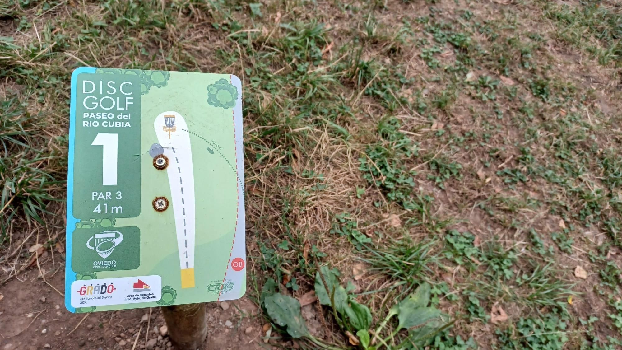 Lanza, avanza y encesta: así es el circuito de disc golf en el Paseo del Río Cubia de Grado