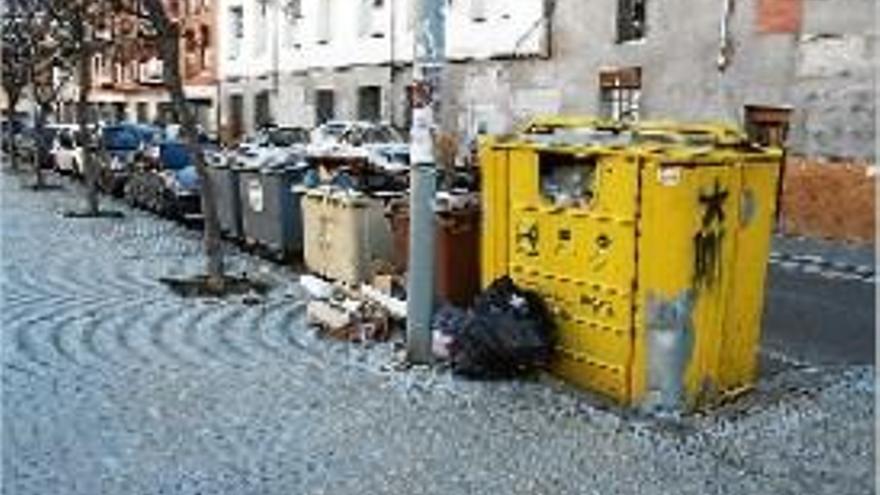 Contenidors al carrer Sant Carles d&#039;Igualada