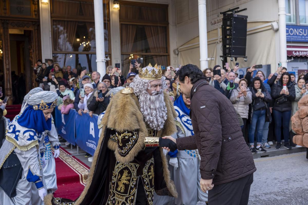 El alcalde Eduardo Dolón saluda a sus Majestades