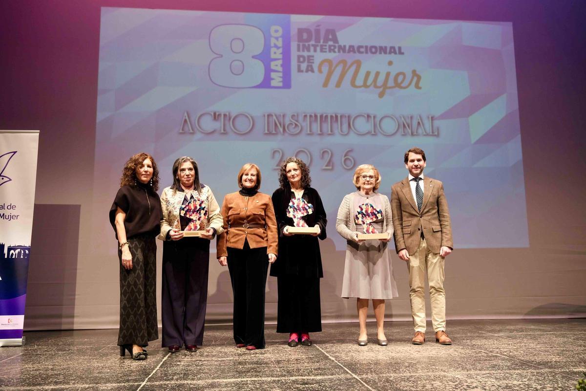 Entrega de las distinciones de las ‘Mujeres del Año’ en el Teatro El Jardinito de Cabra.