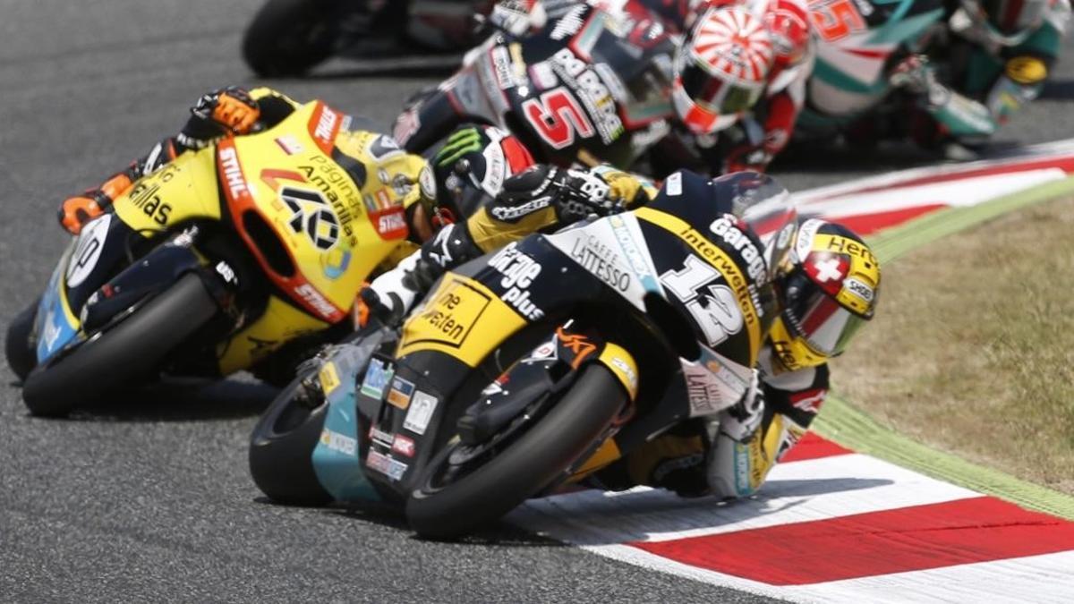 Johann Zarco lidera la carrera de Moto2 del GP de Catalunya, en Montmeló, por delante de Àlex Rins.