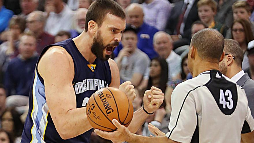 Marc Gasol discute con un árbitro durante el partido.