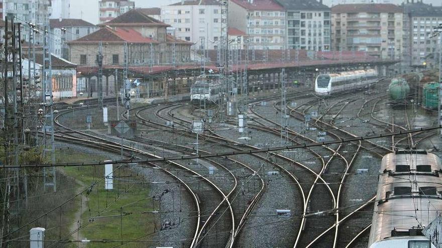 Playa de vías en la actual estación Empalme de Ourense que acogerá la estación intermodal del AVE. // Iñaki Osorio