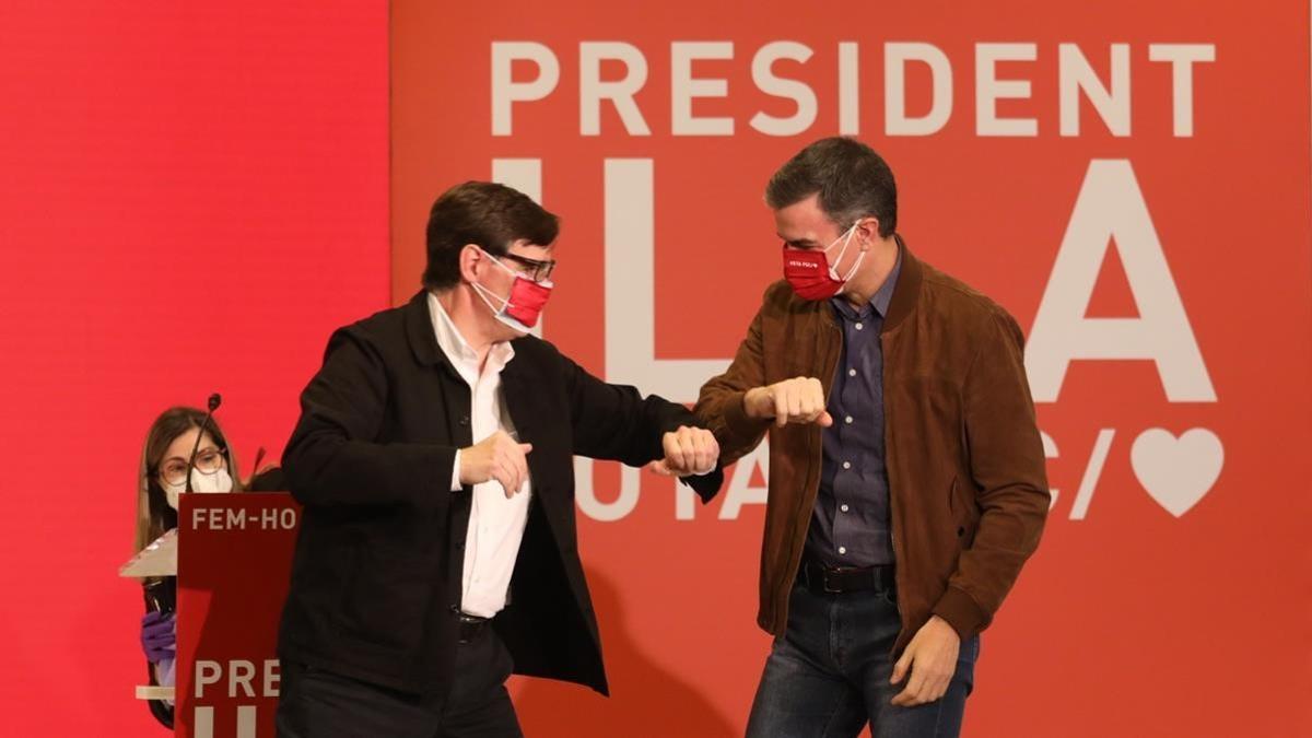 Pedro Sánchez y Salvador Illa saludándose al inicio de los parlamentos.