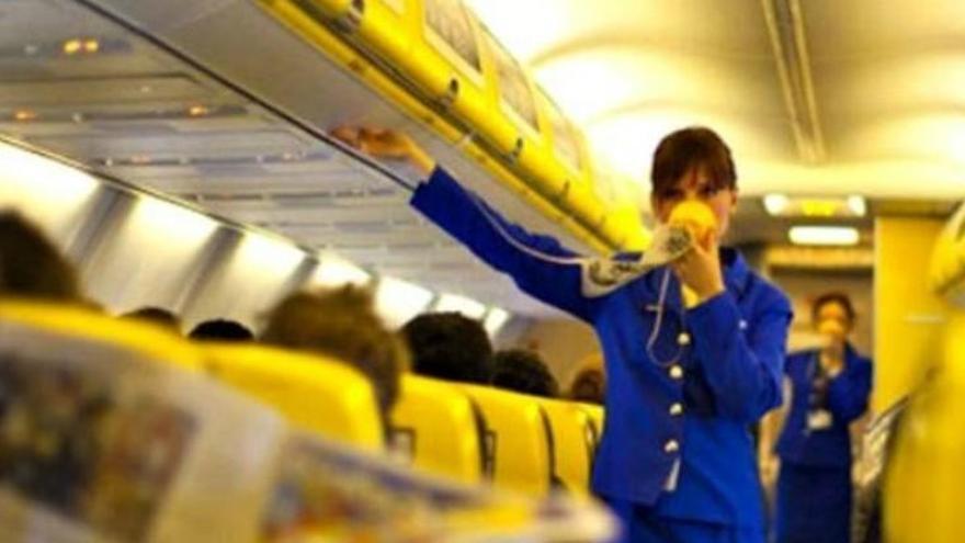 Així viu un tripulant de cabina de Ryanair: &quot;Cobro 6 euros per vol i m&#039;obliguen a atabalar els passatgers&quot;