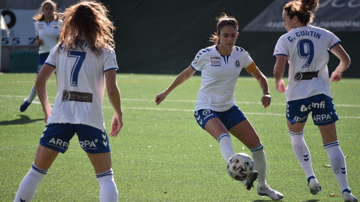 Laura Martínez controla un balón en un partido del Zaragoza CFF