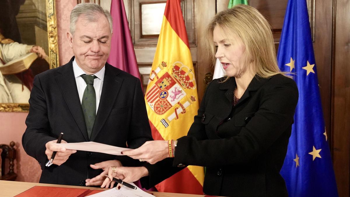 El alcalde de Sevilla, José Luis Sanz, firma junto a la portavoz municipal de Vox, Cristina Peláez, el acuerdo para la aprobación de los presupuestos municipales 2026.