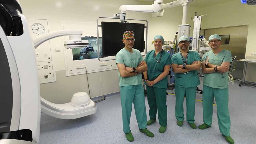 El Chuvi coloca por primera vez en España una prótesis especial para reparar un aneurisma sin abrir el pecho del paciente