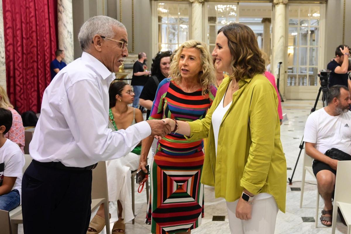 Catalá y Torrado saludan a uno de los representantes de la ONG.