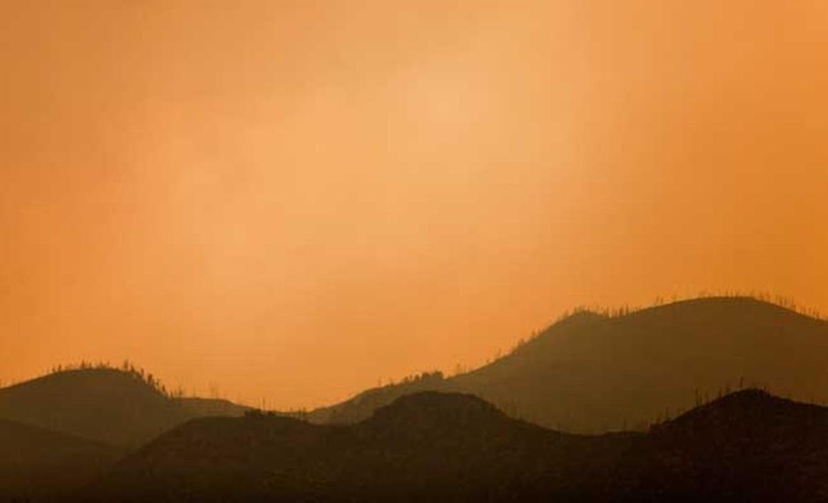 El fum del foc de Las Conchas omple el cel dels turons a l’oest de Los Alamos NM, on milers de residents van fugir de la ciutat que alberga el laboratori nuclear de Los Alamos.