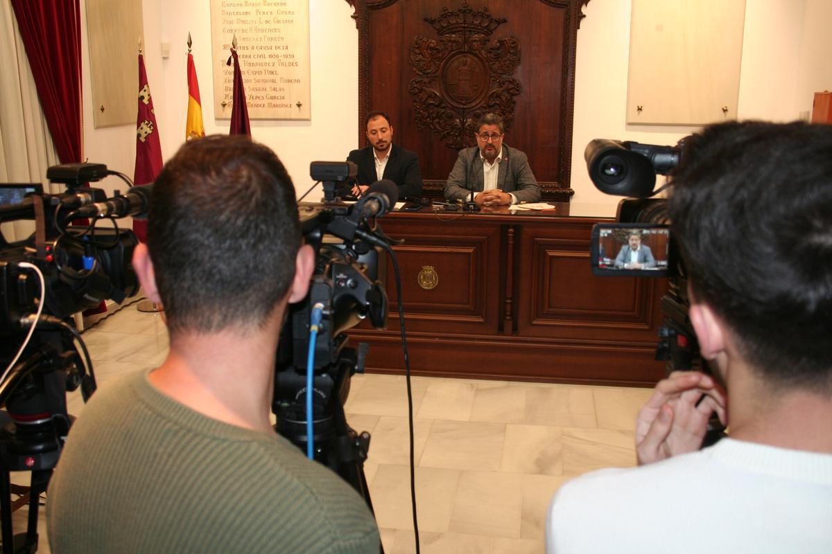 Francisco Morales y David Sánchez, durante la rueda de prensa que ofrecían en la Sala de Cabildos del Ayuntamiento.