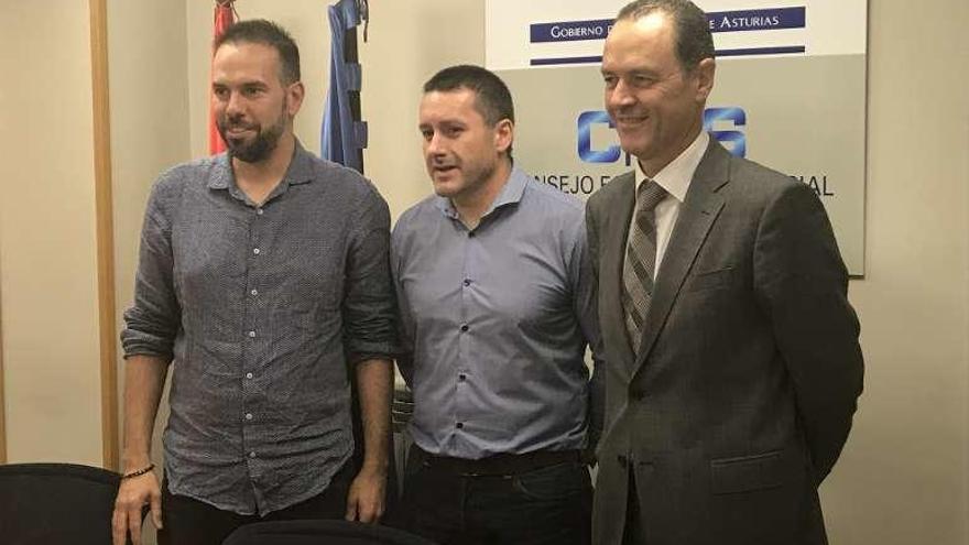 Por la izquierda, José Manuel Zapico (CC OO), Javier Fernández Lanero (UGT) y Alberto González (Fade), ayer, en la sede del CES.