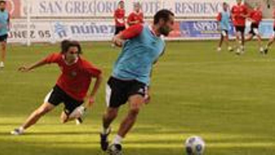 Agustín protege el balón ante la presión de Jorge Hernández.