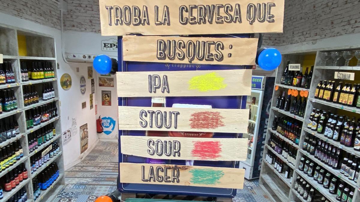 El cartel de Okasional Beer que sirve de guía para no perderse en su inacabable oferta.