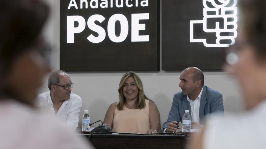 De izquierda a derecha: Juan Cornejo, Susana Díaz y Francisco Conejo
