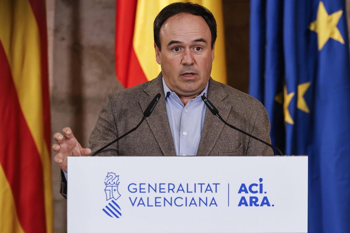 El president Pérez Llorca en una reciente comparecencia pública con la nueva identidad cromática, en azul.