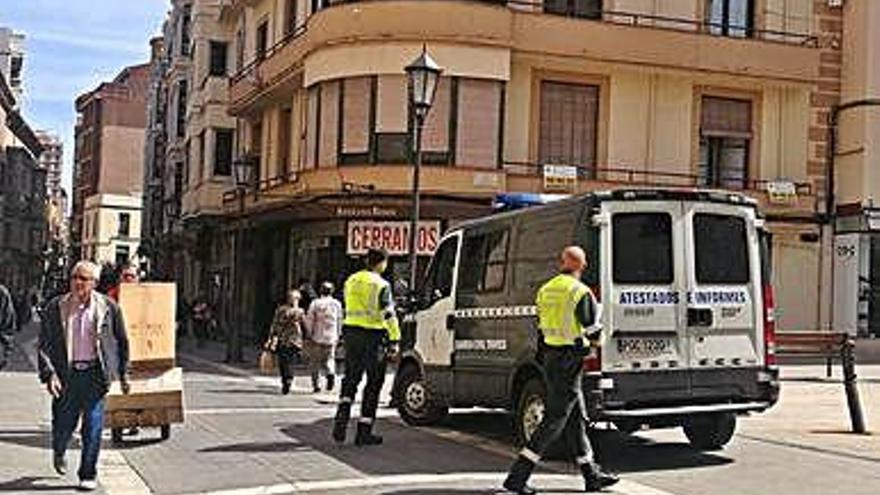 Guardias civiles se dirigen al furgón aparcado en la Audiencia.