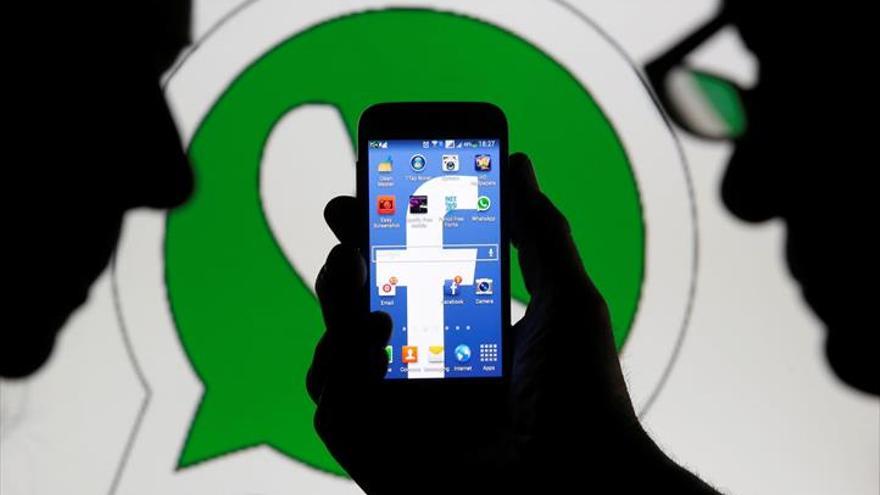 Multa de 600.000 euros a Facebook y Whatsaap por traspasarse datos