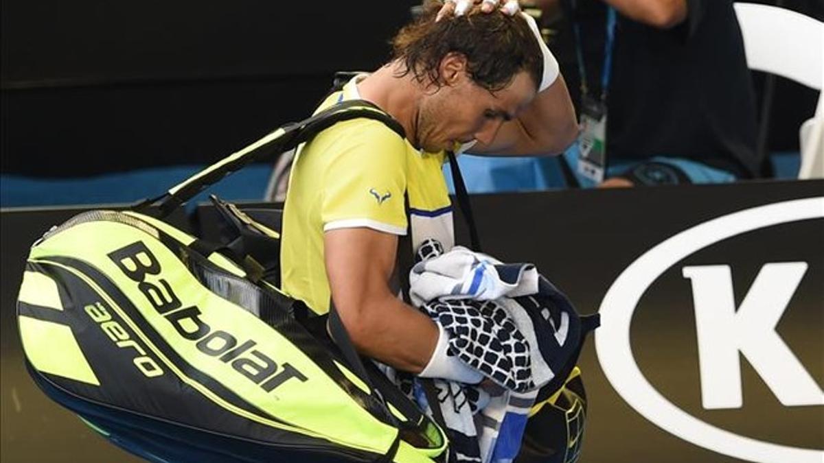 Rafa Nadal abandona, abatido, la Rod Laver Arena tras su derrota ante Fernando Verdasco
