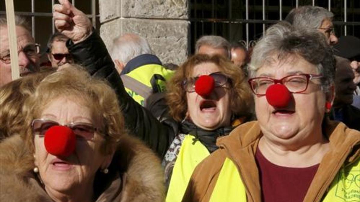 Un grupo de jubilados se manifiesta en Santiago de Compostela, el pasado día 8.