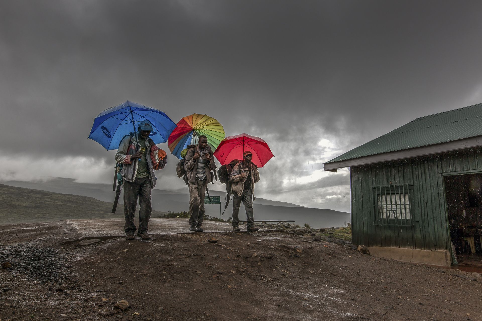 UMBRELLAS IN MOUNT KENYA - Nikolas Urlacher (Kenia) - Mención de Honor: Hombre en Montaña-Naturaleza