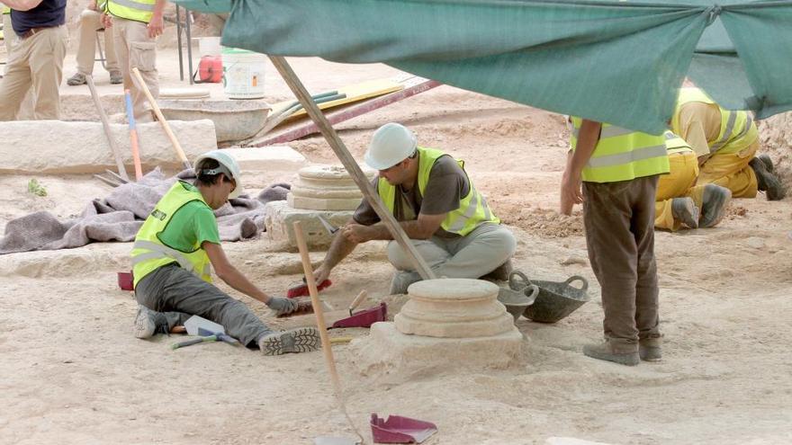 Los operarios y arqueólogos trabajando en el yacimiento durante el pasado mes de julio.