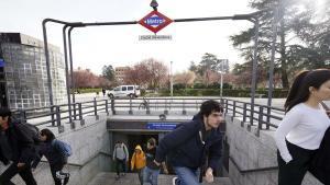 Alunnos de la Complutense, saliendo del metro de Ciudad Universitaria, en Madrid.