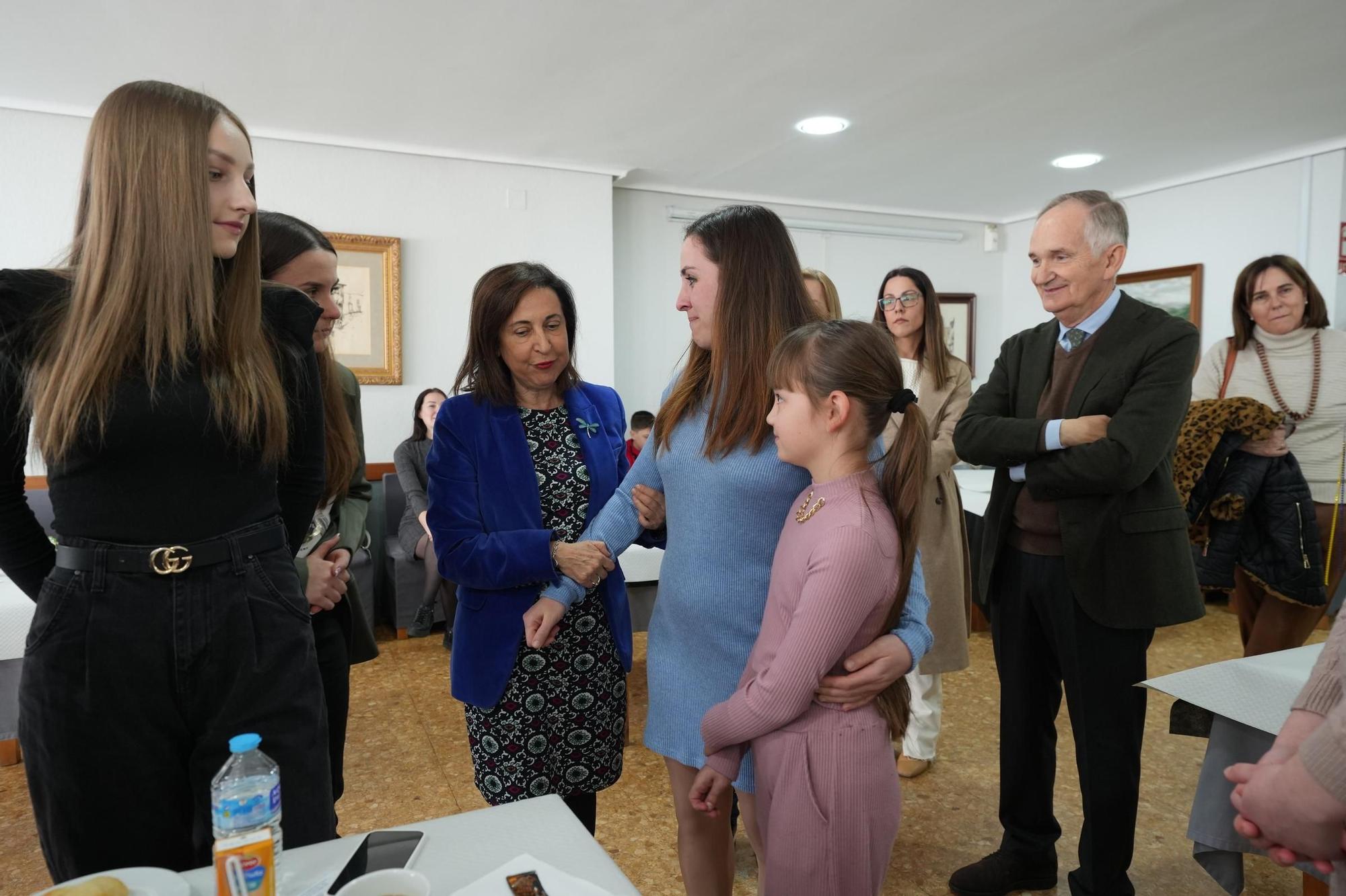 Visita de la ministra de Defensa a los 47 familiares de combatientes ucranianos que pasan dos semanas en el Grau de Castelló