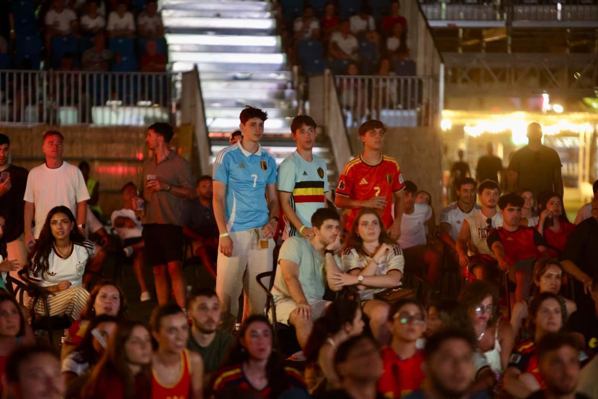 Alicante se vuelca con España: así se vive el partido en la pantalla gigante de la Zona Volvo