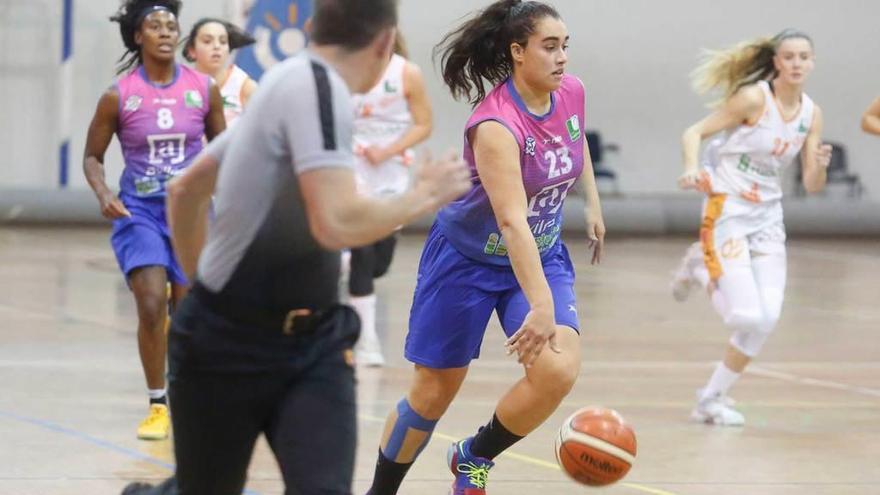 Noelia Pariente conduce el balón en uno de los partidos de la .