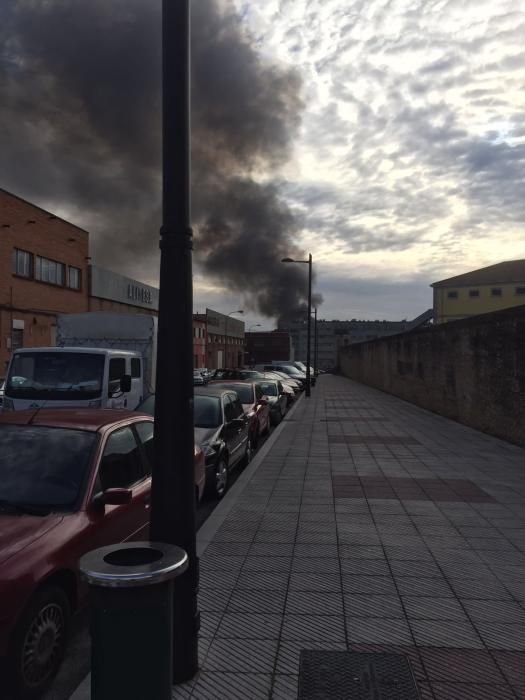 Incendio en un local de Oviedo