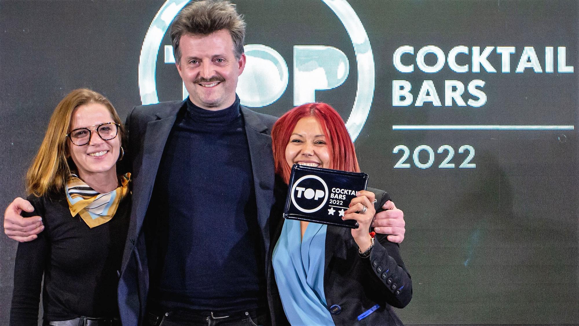 Dean Shury, bartender de la coctelería 14 de la Rosa (Barcelona) con su equipo en la recogida del distintivo de Top Cocktail Bars en la categoría tres estrellas