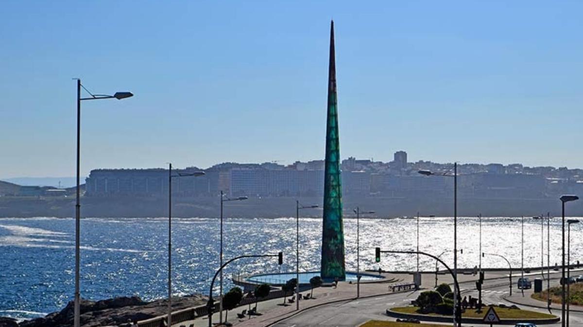 Paseo marítimo de A Coruña, a la altura del Obelisco Millenium.