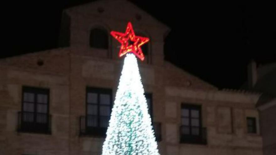 La Navidad ilumina 
las calles del municipio | SERVICIO ESPECIAL