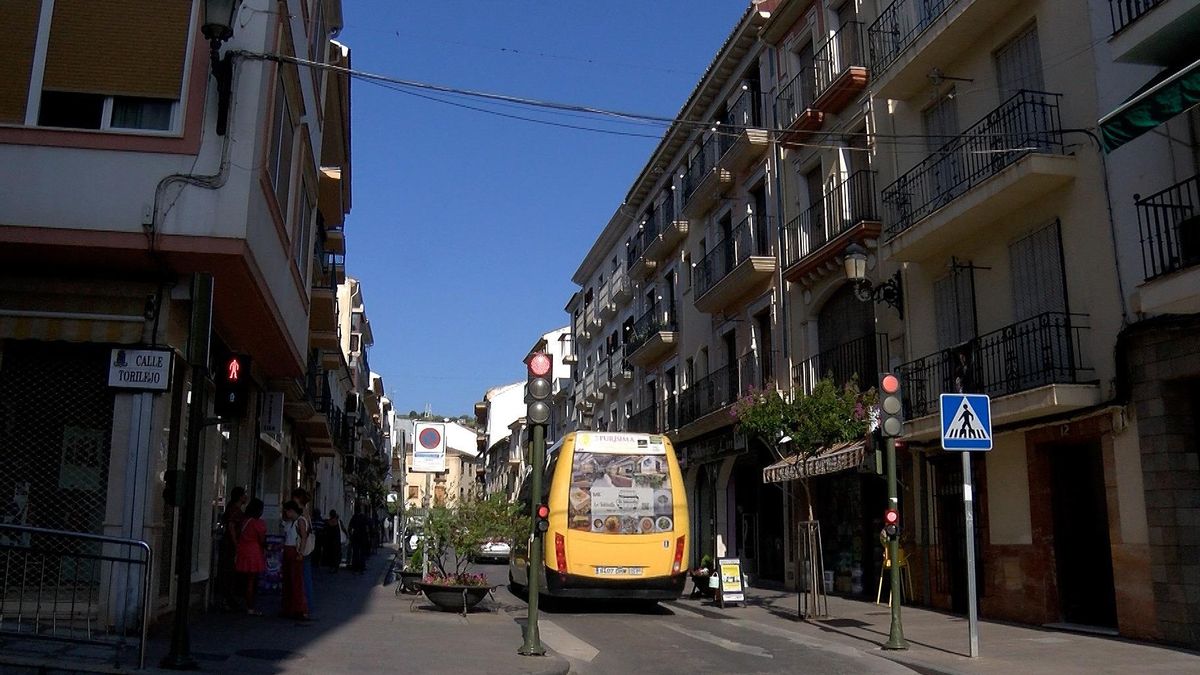 Vista de la calle Lozano Sidro de Priego, que tendrá toldos este verano.
