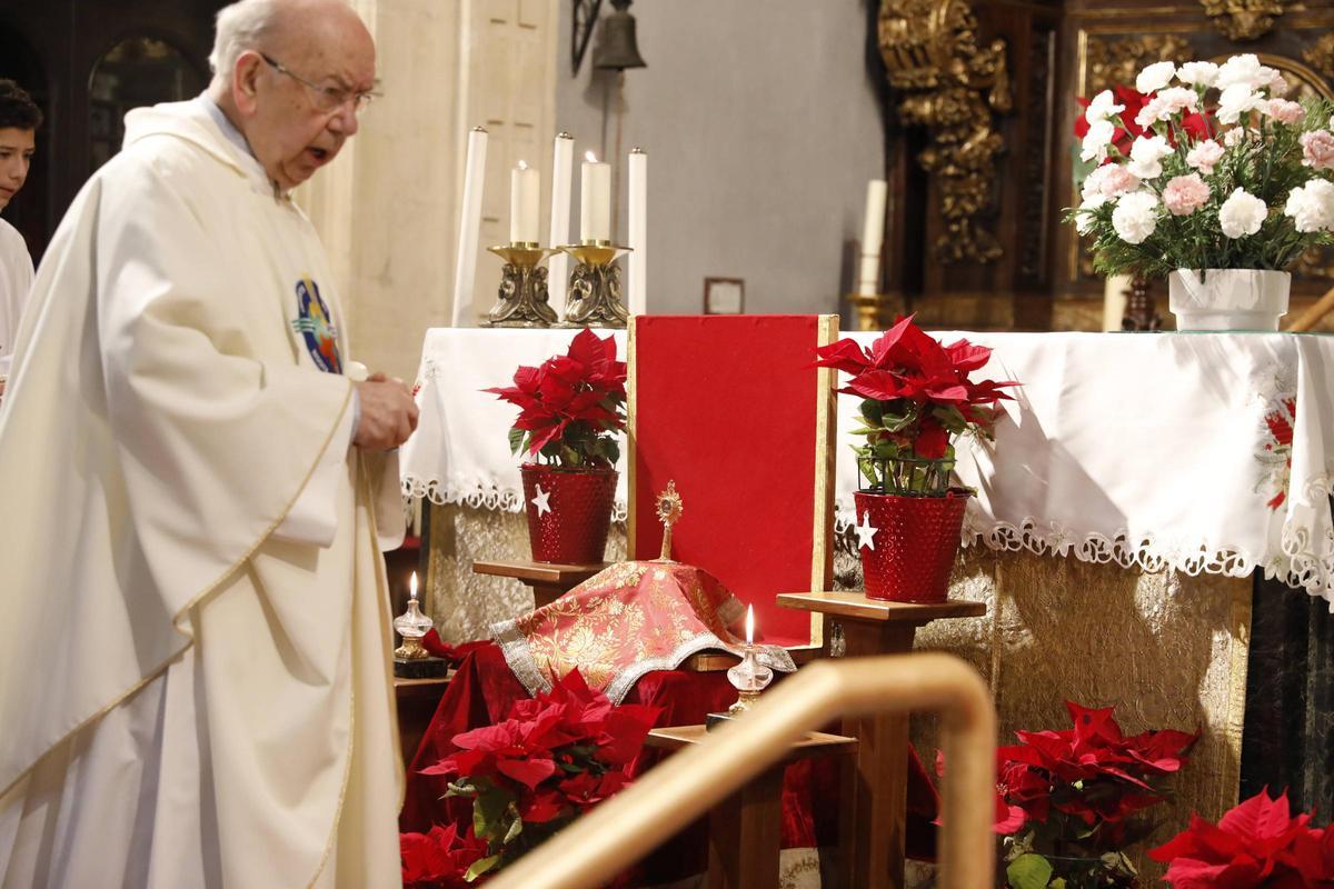 El párroco José Luis Alonso Tuñón, ante la reliquia del santo Pedro Poveda, colocada junto al altar de San Isidoro. A la derecha, la carta con los detalles de la concesión de la reliquia.