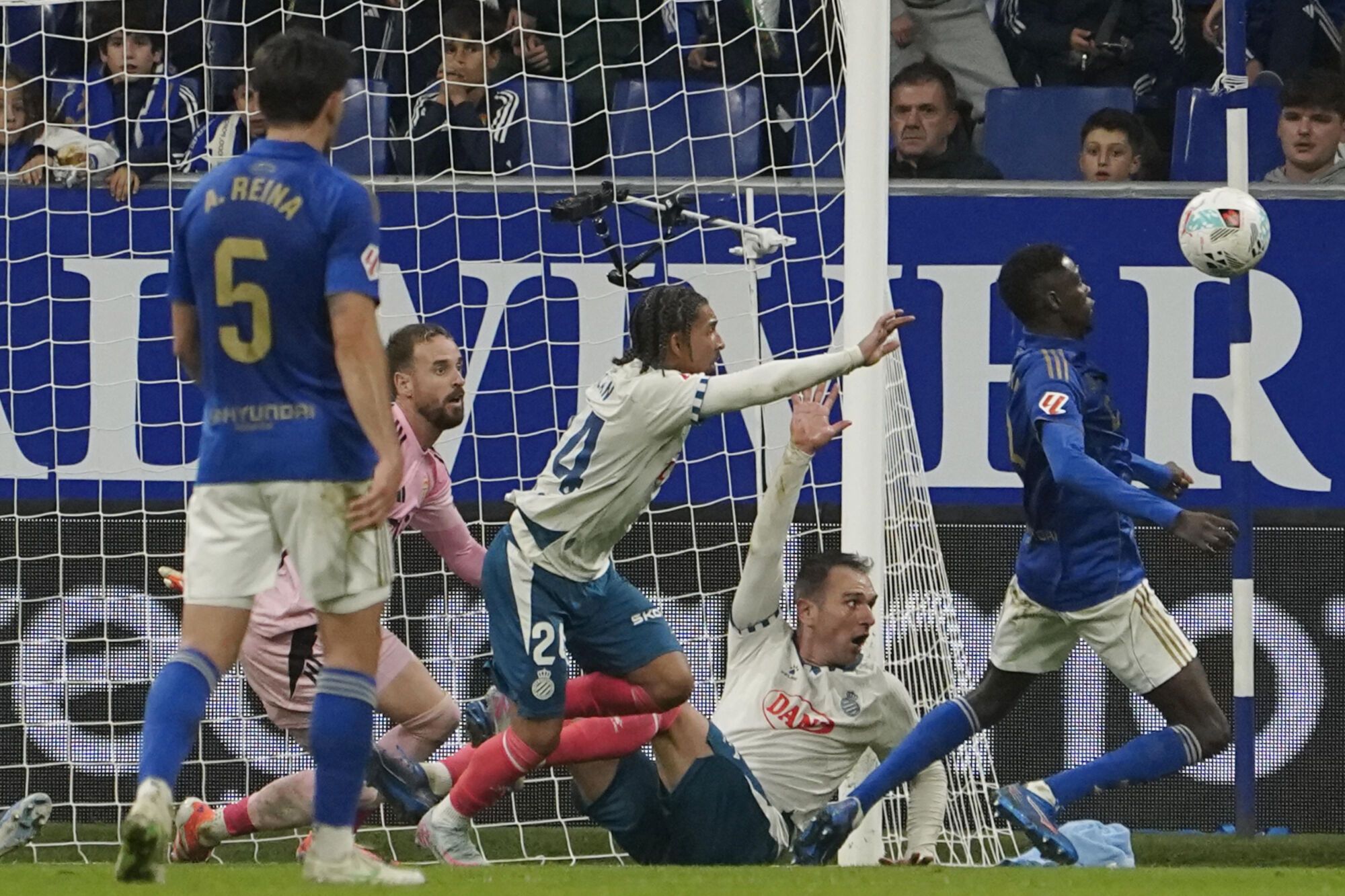 OVIEDO, 17/10/2025.- Jugada en el área del Oviedo que supuso el primer gol del Espanyol, conseguido por Kike García (2d), durante el partido de la novena jornada de la LaLiga que Real Oviedo y RCD Espanyol disputan este viernes en el estadio Carlos Tartiere, en Oviedo. EFE/Paco Paredes