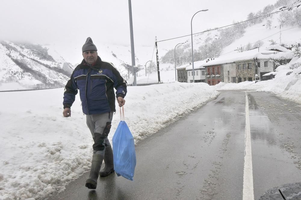 Temporal de nieve, este martes, en el puerto de Pajares