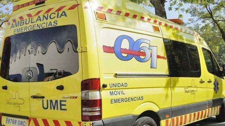 Llevan de urgencia al hospital a una motorista en Murcia tras chocar con un coche