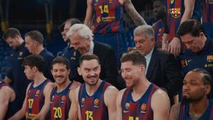 La visita de Joan Laporta al Barça de Xavi Pascual para inmortalizar la fotografía oficial de la temporada