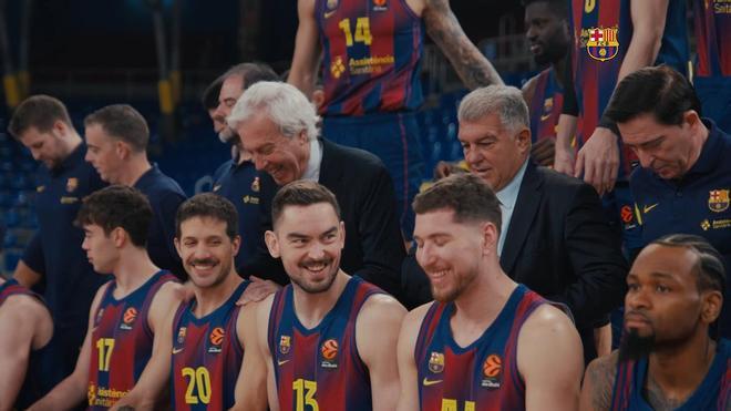 La visita de Joan Laporta al Barça de Xavi Pascual para inmortalizar la fotografía oficial de la temporada